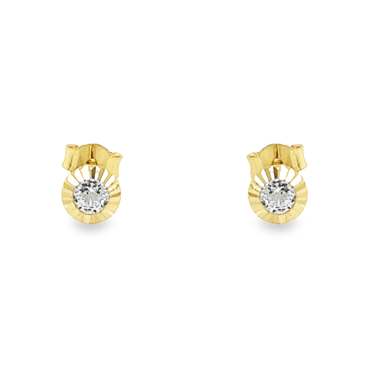 Deze geel gouden oorstekers hebben een ronde zetkast welke op bijzondere wijze is bewerkt. Het steentje is een zirkonia steen. geel gouden oorstekers met een zirkonia steen zijn altijd een goede keuze!