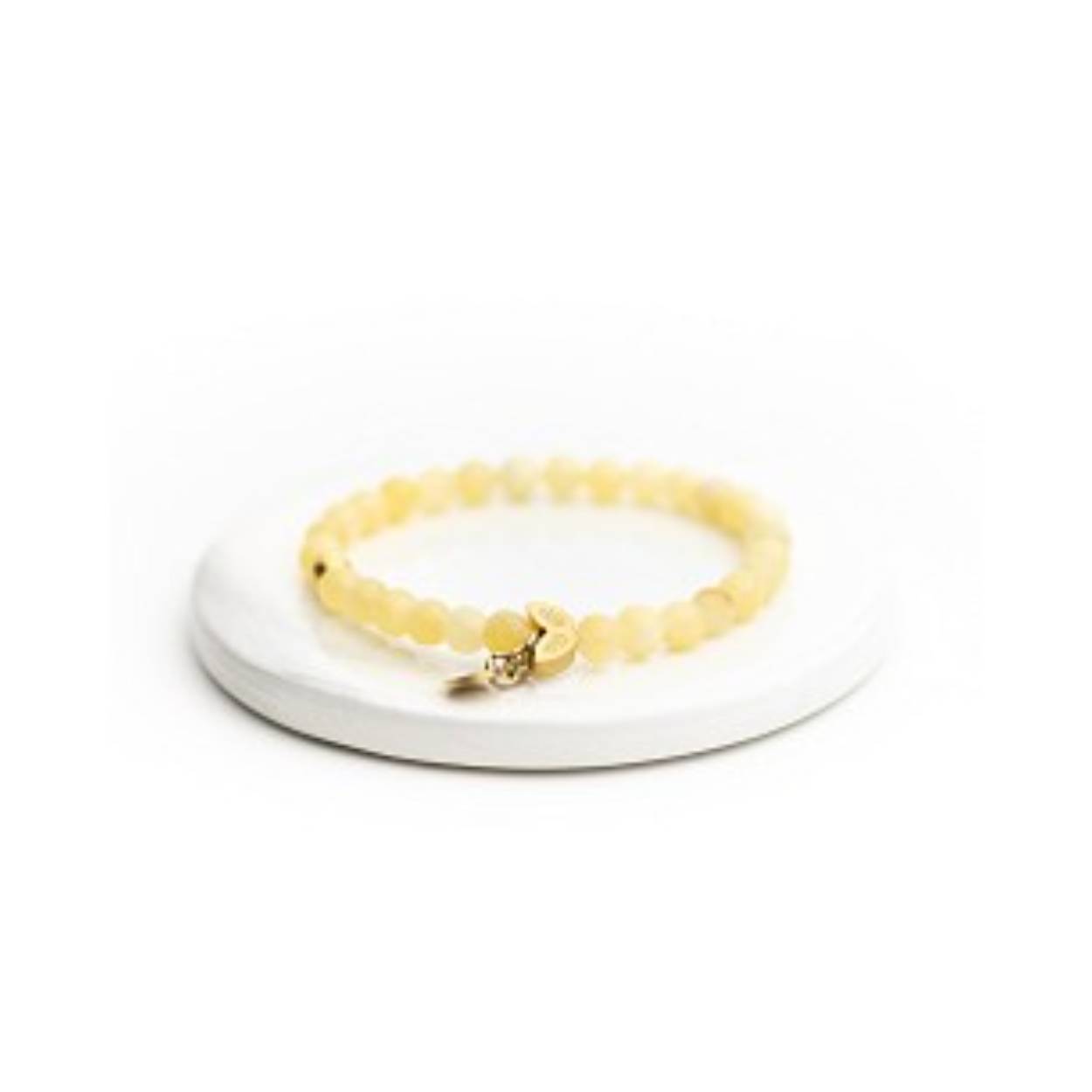 Alle sieraden van Didyma zijn gemaakt van 316L roestvrij staal in combinatie met prachtige natuurstenen. We hebben voor dit materiaal gekozen omdat het zeer duurzaam, licht van gewicht en hypoallergeen is. De kleur zal na verloop van tijd niet vervagen als je er voorzichtig mee omgaat!

Geel calciet is een bijzondere steen die bekend staat om zijn heldergele kleur. Mensen die geloven in de kracht van stenen zeggen dat het een paar dingen kan doen:

1. Het zelfvertrouwen vergroten: er wordt gezegd dat het helpt om het zelfvertrouwen en de motivatie te vergroten. Mensen geloven dat het je kan aanmoedigen om energieker en positiever te zijn over jezelf en wat je kunt doen.

2. Verbeter je geheugen: sommigen zeggen dat het het leren van nieuwe dingen makkelijker kan maken en kan helpen bij het focussen op belangrijke taken.

3. Emotionele genezing: het kan helpen om je emoties in balans te brengen en gevoelens van stress en angst te verminderen, waardoor je je rustiger en meer gecentreerd voelt.