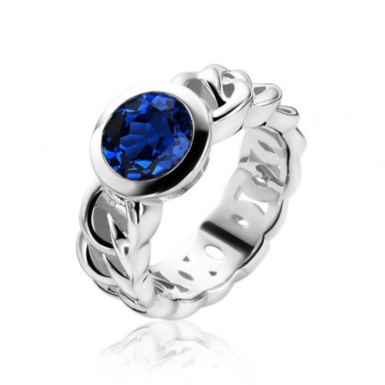 ZINZI zilveren ring met rondom geheel zilveren gourmet schakel en ronde zetting met donkerblauwe zirconia. Breedte van schakel is 7mm. Aan één zijde van de ring is sierlijk Zinzi verwerkt in plaatje, ook opvallend naar voren te dragen. De ring is vervaardigd van eerste gehalte zilver (925) en met extra rodiumlaag voor mooie glans.