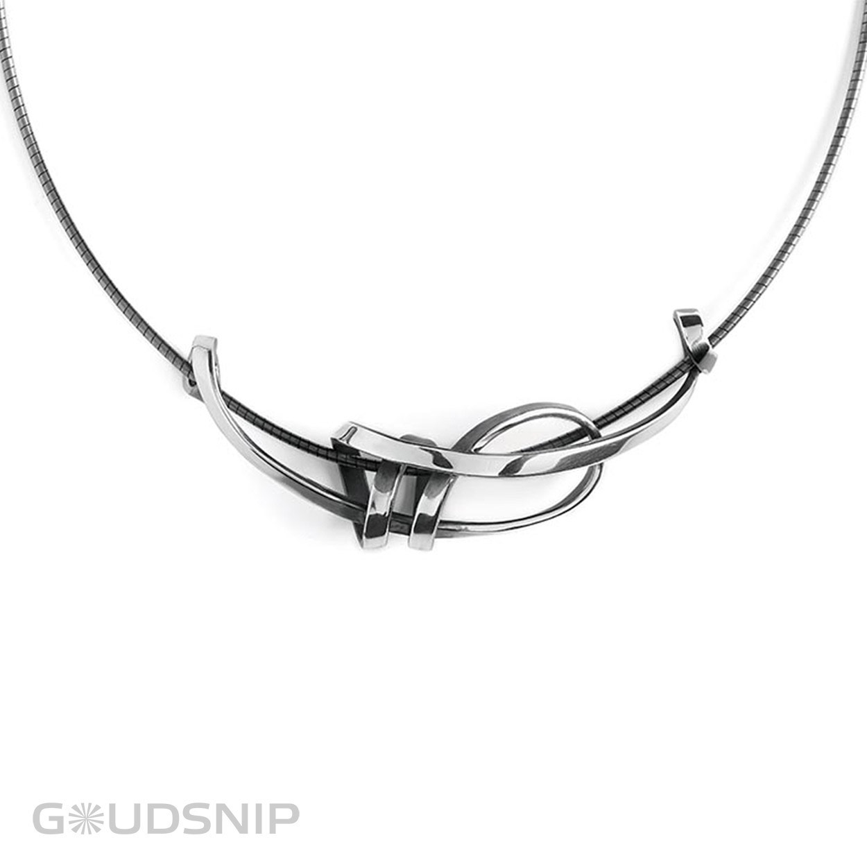 Hanger is exclusief collier