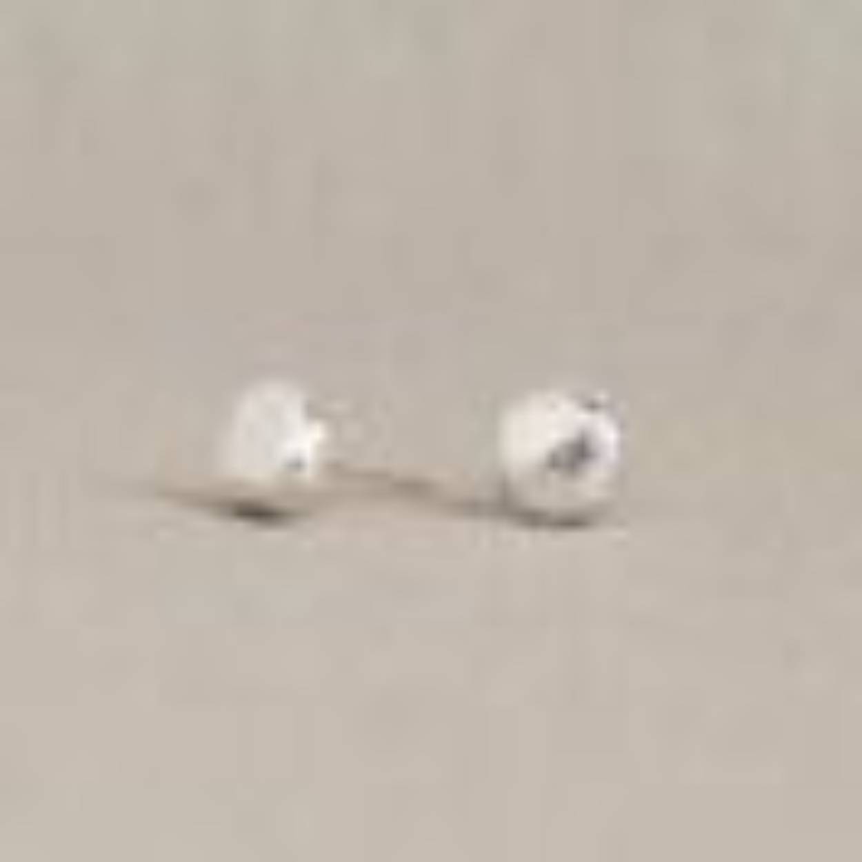 Oorknop rond gemaakt van 925 sterling zilver, bewerkt met hamerslag.

Materiaal: 925 sterling zilver
De glans van 925 sterling zilver maakt het een gewild edelmetaal voor de vervaardiging van sieraden. Het bestaat uit 92,5% puur zilver en 7,5% koper. Puur zilver is een zacht en buigzaam materiaal, het koper in 925 sterling zilver zorgt voor de stevigheid. De sieraden van Jéh Jewels zijn nikkel vrij.