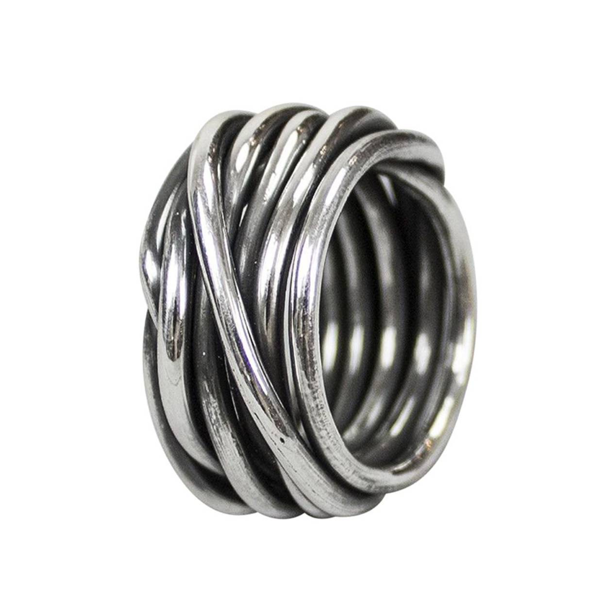 Ring uit de Silver-collectie van Jéh Jewels, gemaakt van 925 sterling geoxideerd zilver. De ring bestaat uit geoxideerd gewikkeld zilver, wat een robuuste, maar tevens chique uitstraling geeft.