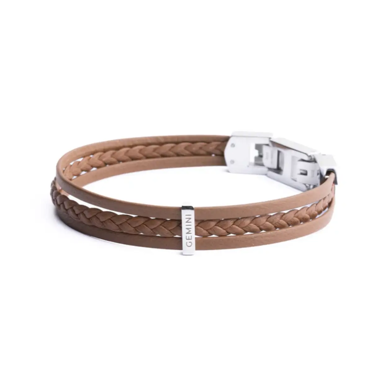 Deze 3 rijige Ter Light Brown armband is volledig gemaakt van hoogwaardig Italiaans nappaleer, afgewerkt met roestvrijstalen elementen. Het Italiaanse leer is ongelooflijk soepel en zacht. Deze armband is in meerdere maten te bestellen.

Italiaans Nappaleer staat wereldwijd bekend om zijn uitzonderlijke kwaliteit en luxueuze uitstraling. “Nappa” verwijst naar een specifiek type zacht leer gemaakt van de huiden van lammeren, geiten of schapen. De zachtheid wordt bereikt via een zorgvuldig looiproces en afwerking, resulterend in leer dat een genot is om aan te raken.

Het looiproces voor Italiaans Nappaleer is een cruciale stap in de productie ervan. Italiaanse leerlooierijen gebruiken vaak plantaardig looien of andere milieuvriendelijke methoden, wat niet alleen de kwaliteit van het leer verbetert, maar ook de milieu-impact vermindert.