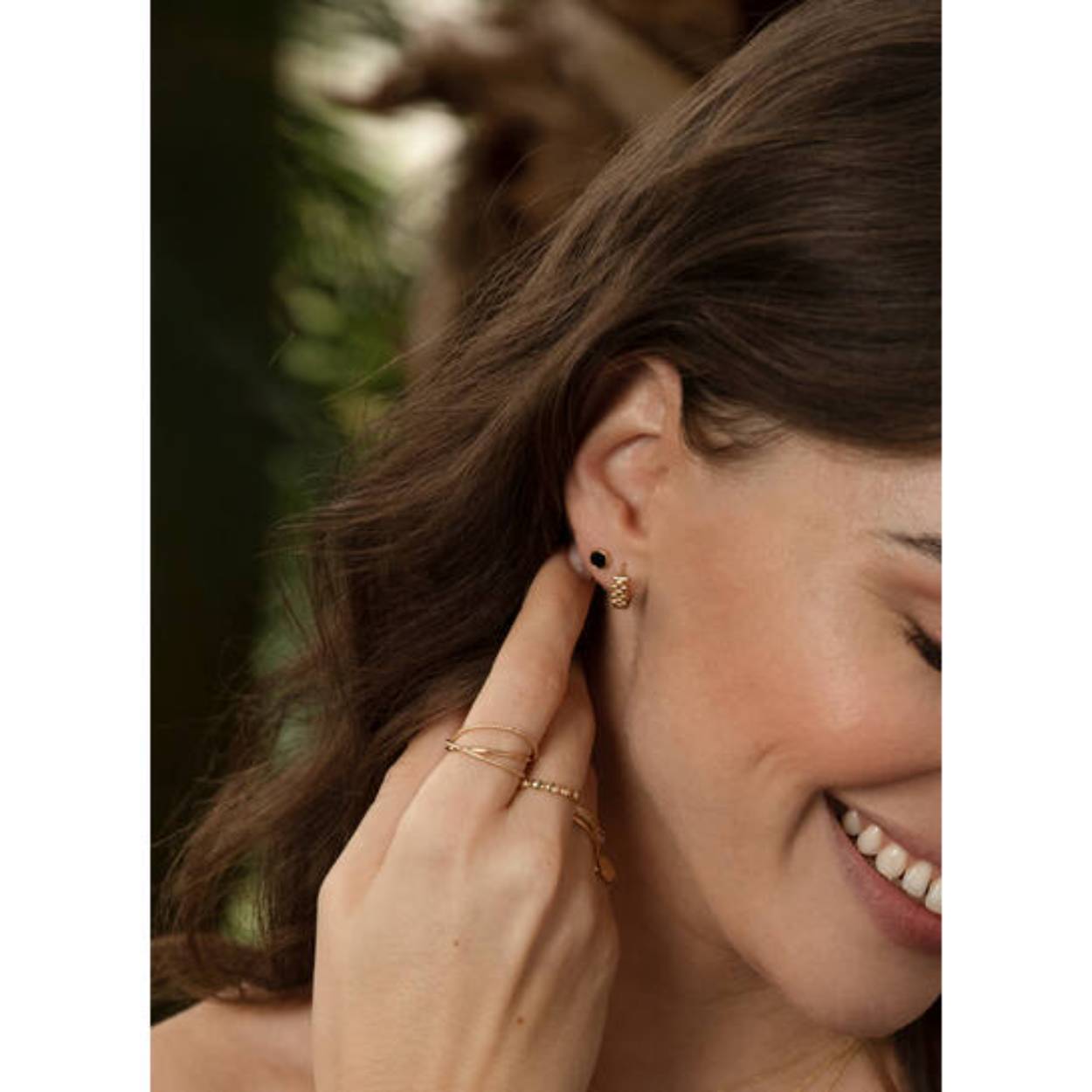 De Black Agate studs zijn gemaakt van 14 karaat goud en bevatten een zwarte agaat edelsteen. Deze steen werkt aardend en beschermend. Een mooie toevoeging aan jouw earparty!

Tropical Paradise
Dat Jackie van reizen houdt is geen geheim. Voor haar 14 karaat gouden sieradencollectie heeft zij zich deze keer laten inspireren door de tropen.
Haar Tropical Paradise collectie biedt een mix van elegantie en avontuur. Voel de zon schijnen waar je ook bent!

Weelderige jungles, azuurblauwe oceanen en de schittering van de zon op witte zandstranden: de ontwerpen met edelstenen zijn een weerspiegeling van Jackie’s mooiste herinneringen. Of het een dag op kantoor is of een avondje uit, deze sieraden voegen een vleugje exotische allure toe aan elke gelegenheid.

Het merk
Jackie is hét 14 karaat gouden on trend sieradenmerk. De collecties zijn geïnspireerd op de reizen die ik maak, van stedentrips tot exotische oorden. Elk gouden sieraad is helemaal van nu, handgemaakt door Europese goudsmeden en vervaardigd van overwegend gerecycled goud met echte edelstenen en zoetwaterparels. Elke collectie is dan ook met veel liefde en passie samengesteld. Mijn Jackie sieraden zijn de perfecte finishing touch voor iedere outfit!

Specificaties
- Oorsieraad Agaat
- Materiaal: 14 Karaat - Geelgoud - 585
- Lengte verstelbaar: 5mm
