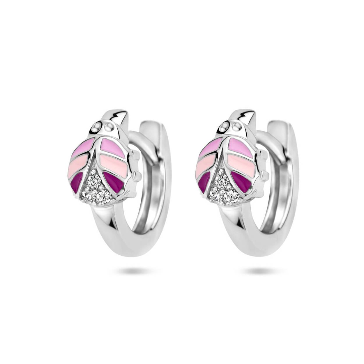 Gerhodineerd 925 zilveren oorringen uitgevoerd met een lieveheersbeestje en zirkonia. De oorringen hebben een diameter van 11mm