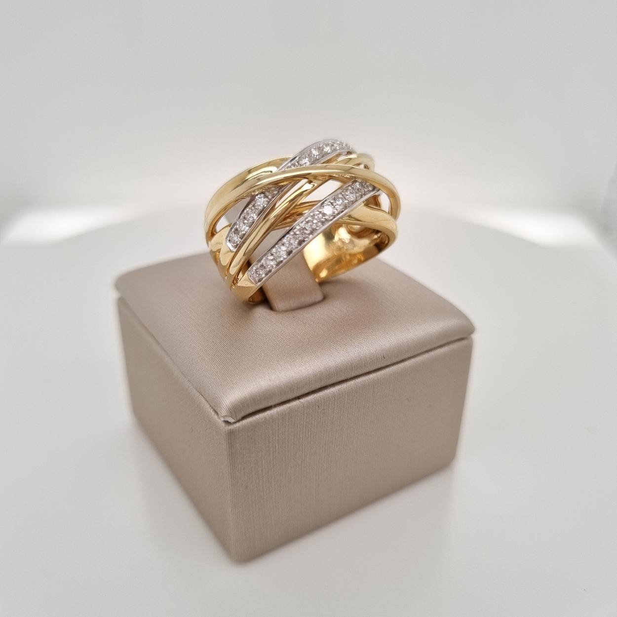 Prachtige 14krt geelgouden crossover ring met diamant 30-0,48crt H SI. 

De ring is is maat 55 (17,5). 
Heeft u een andere maat, neem dan gerust contact met ons op.