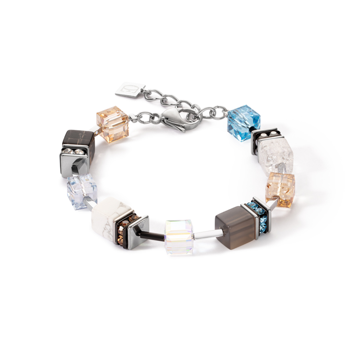 Sprankelende kristallen gecombineerd met een arrangement van natuurstenen als agaat, bergkristal en rookkwarts, deze armband is een aanwinst voor de GeoCUBE® collectie, zo speciaal. De armband is van roestvrij staal en handgeregen in Duitsland met de volgende materialen: agaat, bergkristal, rookkwarts, howliet, Swarovski® kristallen en strass rondellen. 