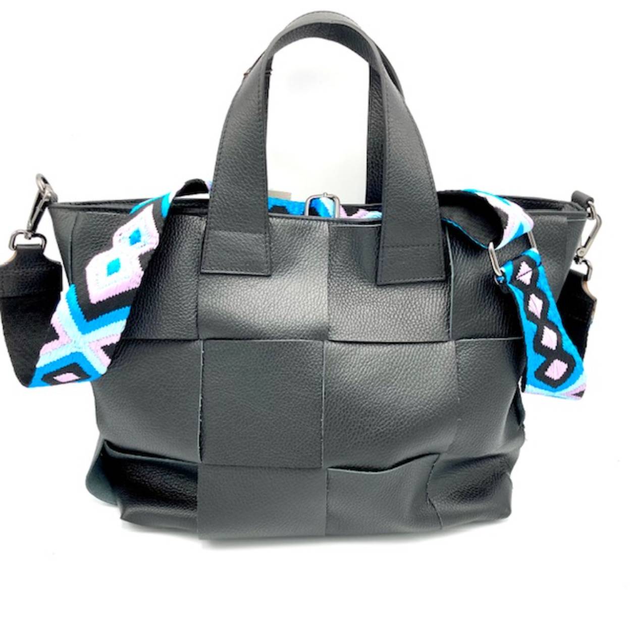 Topper uit het mekka van de tassen Florence. Deze gevlochten tas is op diverse manieren te dragen. Handtas, schoudertas in breed formaat of smal formaat.

Afmetingen:
Hoogte 30cm x breed 35cm x diep 15cm