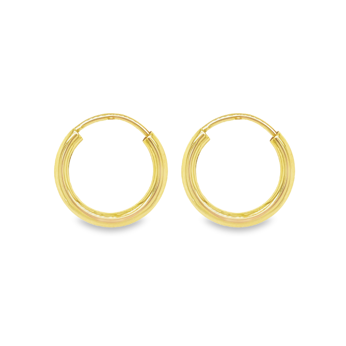 Deze geel gouden oorringen zijn volledig glad gepolijst en rond van vorm. Deze oorringen zijn perfect voor iemand wie houdt van geelgoud.
