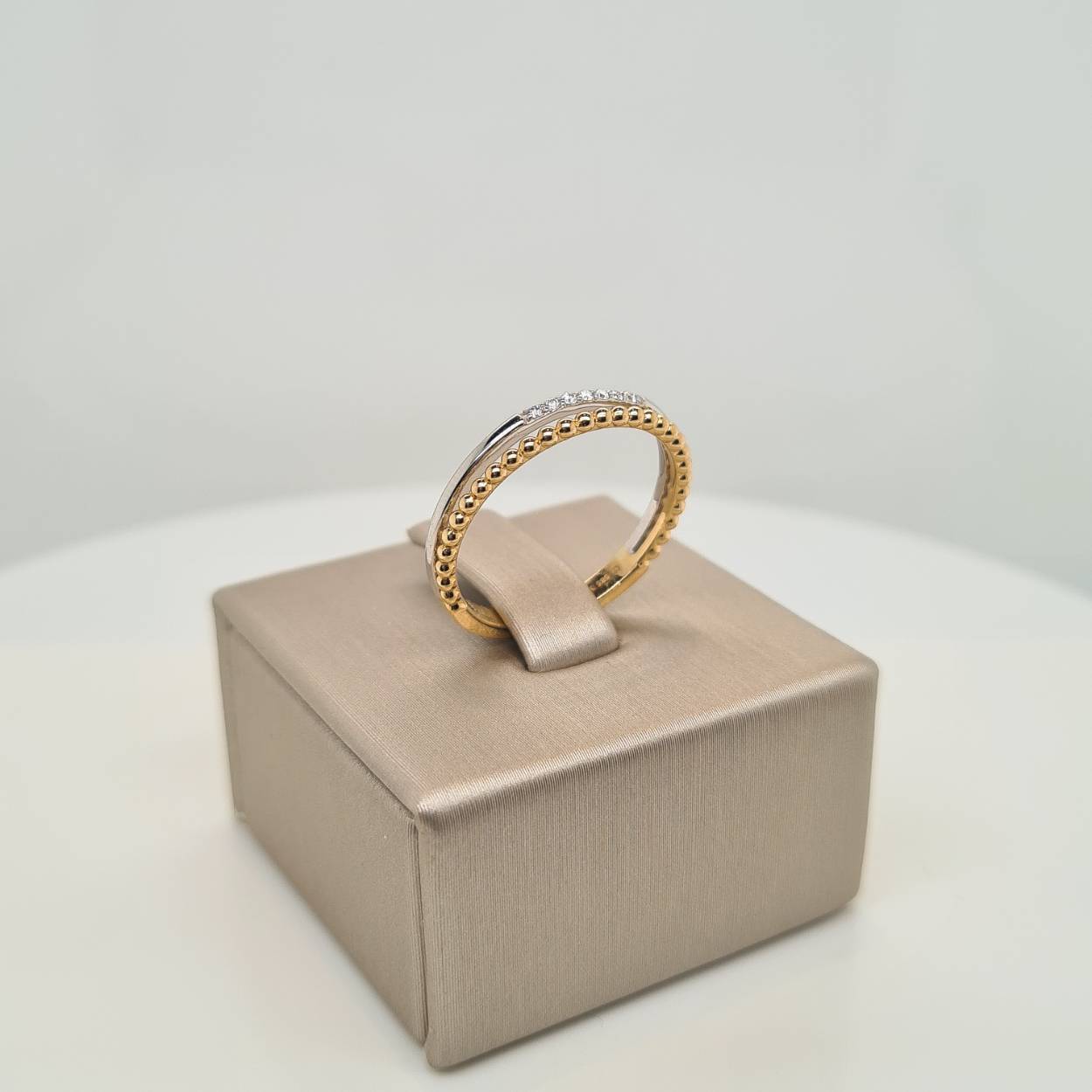 Prachtige 14 karaat gouden ring met diamant, 0.035crt. De maat van de ring is 54.