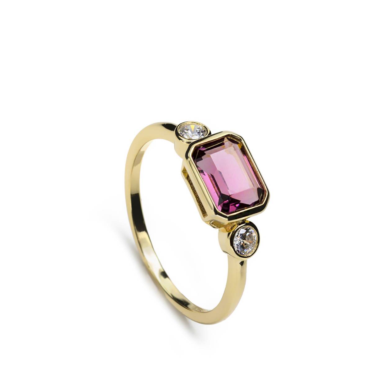 A perfect ring to combine with your summer looks and create unique outfits. Composed of a fuchsia emerald-cut adamantine quartz with two zircons on each side of the gemstone, a must-have in your jewelry box!