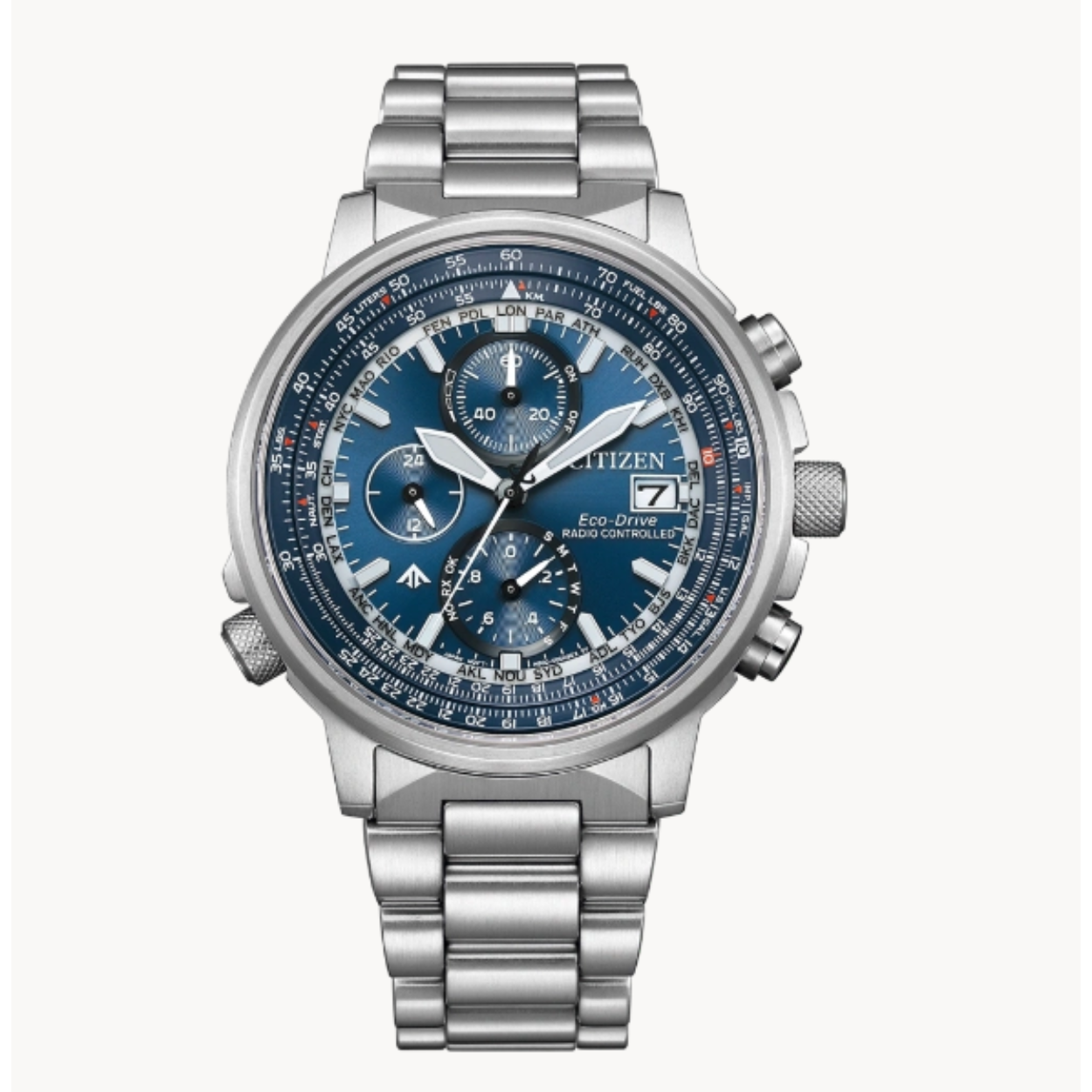 Radio Controlled 41 mm   
Pilotenhorloges zijn meestal uitgerust met vele functies en vaak dienovereenkomstig groot in diameter. Deze instrumentale uurwerken zijn vaak 43 mm of groter. CITIZEN breekt met deze regel en bewijst met de nieuwe PROMASTER SKY RC 41 dat het perfect mogelijk is om de vele functies, zoals 26 lokale tijden, een chronograaf, een door licht aangedreven en radiogestuurd Eco-Drive uurwerk (Radio Controlled) en een interne schuifregel of draaibare lunette voor vluchtgerelateerde berekeningen, op een duidelijke en functionele manier onder te brengen in een horlogekast van 41 mm. 