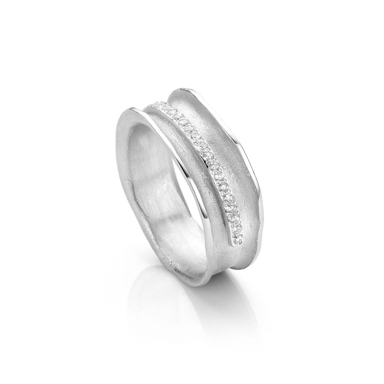Ruwe accenten in combinatie met moderne lijnen.
Ring zilver met Zirkonium