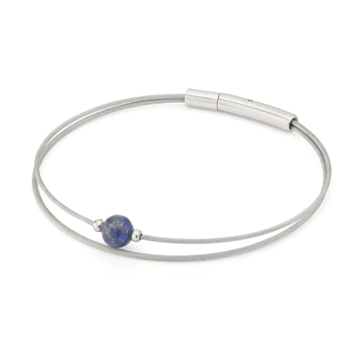 De armband Lapis Lazuli is de edelsteen voor positiviteit, vriendschappen en relaties. Het perfecte cadeautje dus!

Deze armband maken wij van twee soepele draden, met lapis lazuli en twee kleine bolletjes van edelstaal en een gemakkelijke bajonetsluiting.  

Gemakkelijke Bajonet Sluiting 
Handgemaakt in Nederland
Hypoallergeen