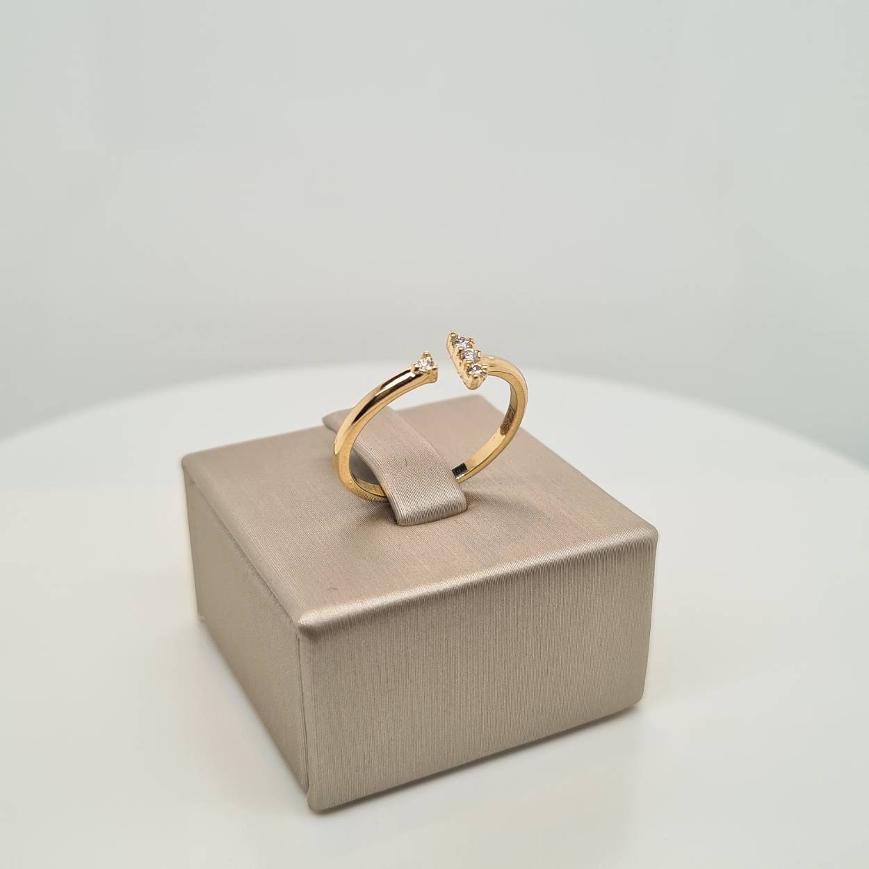 Prachtige 14 karaat gouden ring bezet met diamant. De maat van de ring is 52. 