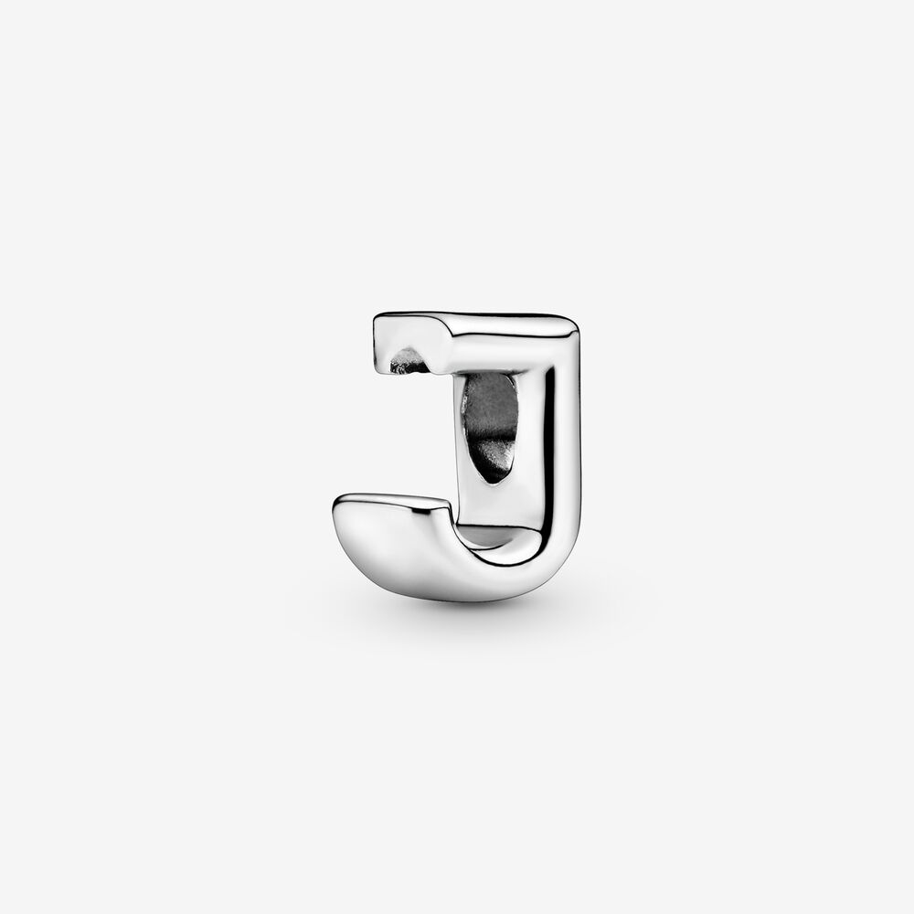 Vertel jouw verhaal met onze letterbedels waarmee je woorden kunt spellen die voor jou betekenisvol zijn. Versier je Pandora Moments-bedelarmband met belangrijke initialen of schrijf een persoonlijk bericht met de letter J. De omkeerbare bedel van sterlingzilver is aan de voorkant gepolijst en de achterkant is geaccentueerd met verhoogde harten en kraaltjes. Voeg de letter J toe aan je bedelcollectie of geef hem geschenk aan iemand die een speciale connectie heeft met deze letter.