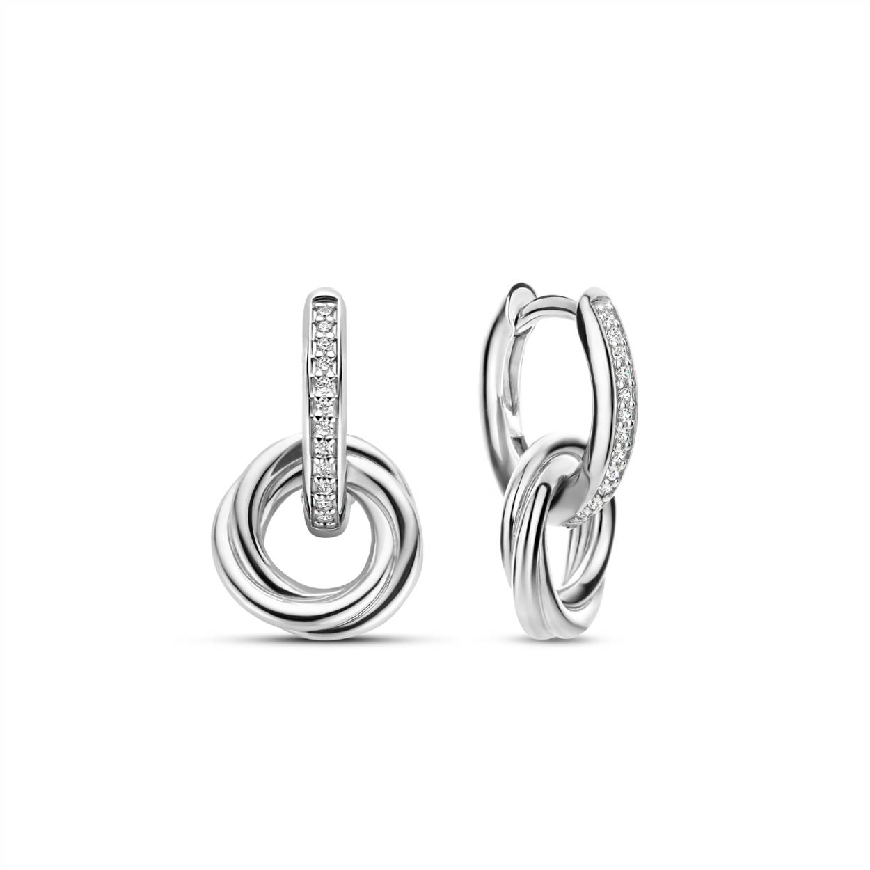 Het pronkstuk van deze TI SENTO zilveren oorbellen 7857ZI zijn de sierlijk ontworpen cirkels met vloeiende lijnen en het pavé met cubic zirconia stenen. Deze oorbellen zijn vervaardigd uit 925 sterling zilver en gecoat met een laagje platinum om ze te beschermen en hun glans te behouden. Met deze tijdloze juwelen kom je altijd stijlvol voor de dag.