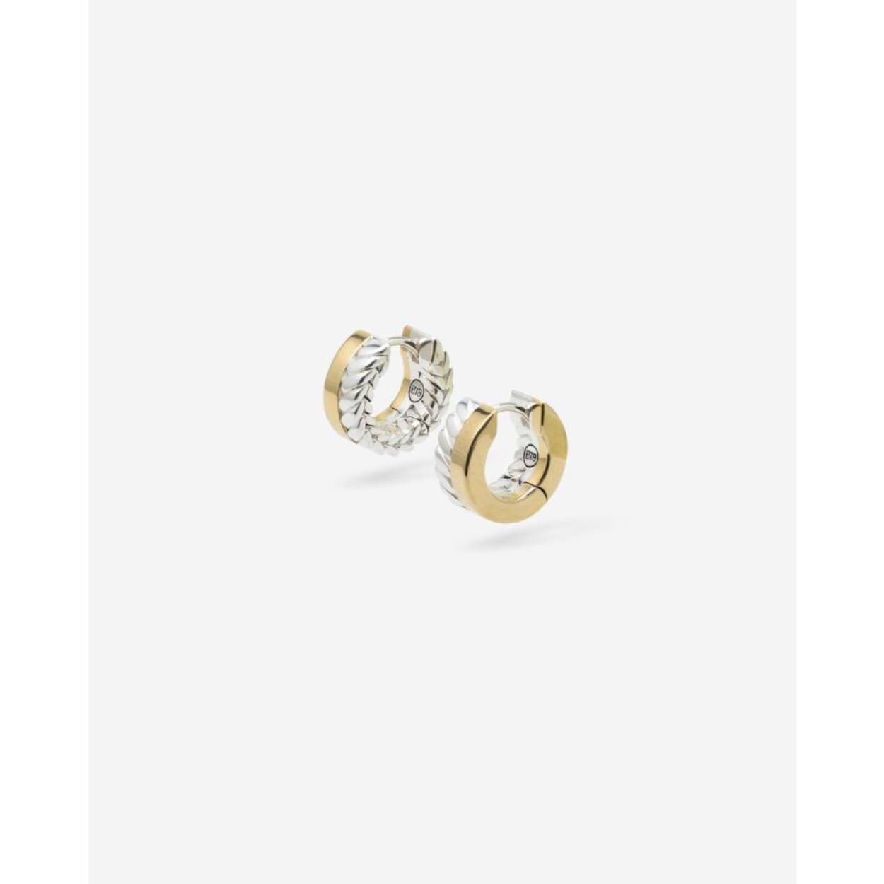 De Barbara Dual Hoops bieden elegantie in een tweezijdige draagvorm. De hoops zijn 12mm groot en geïnspireerd door onze Dual Rings. De hoops tonen eén zijde met het iconische Barbara-weefpatroon. Dit heeft een gestructureerde, robuuste afwerking die het vakmanschap van Buddha to Buddha benadrukt. De andere zijde heeft een glad, gepolijst oppervlak voor een klassieke, stralende look. Ontworpen in Amsterdam en handgemaakt in Zuid-Oost Azië van gerecycled zilver met een premium gold plating (3.0 micron dik). De plating is gemiddeld 5 maal dikker dan reguliere gold plated items. Vermijd contact met parfum, schoonmaakmiddelen en water om je gold plated sieraad zo lang mogelijk mooi te houden. Wie ga jij verrassen met deze hoops?