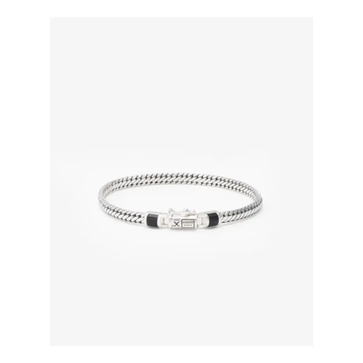 De Ben Mini (Edel)steen Armband Zilver Onyx is een samensmelting van de tijdloze iconische Ben-schakel in de mini-variant en de energieke kracht van de Onyx-steen. De zwarte Onyx is een symbool van innerlijke kracht, biedt niet alleen fysieke bescherming maar staat ook bekend om het bevorderen van ondersteuning, doorzettingsvermogen en stabiliteit. Dit unieke stuk uit de Gemstone-collectie is geschikt voor iedereen en voegt een stijlvolle touch toe aan elke outfit. Wat symboliseert dit sieraad voor jou?