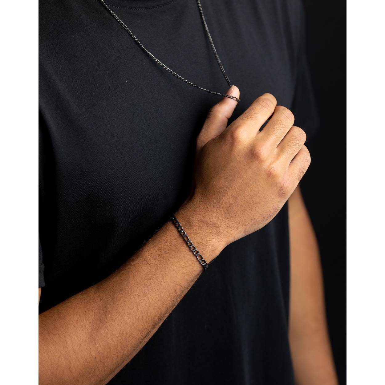 De Primo Black ketting is een 3mm figaro ketting met een zwarte finish. Het is gemaakt van 316L roestvrij staal en is zeer licht en duurzaam. Je kunt deze ketting dag in dag uit zonder zorgen dragen. De lengte van de ketting is:  54 cm en het heeft een verlengketting van 10 cm die u indien nodig kunt toevoegen.