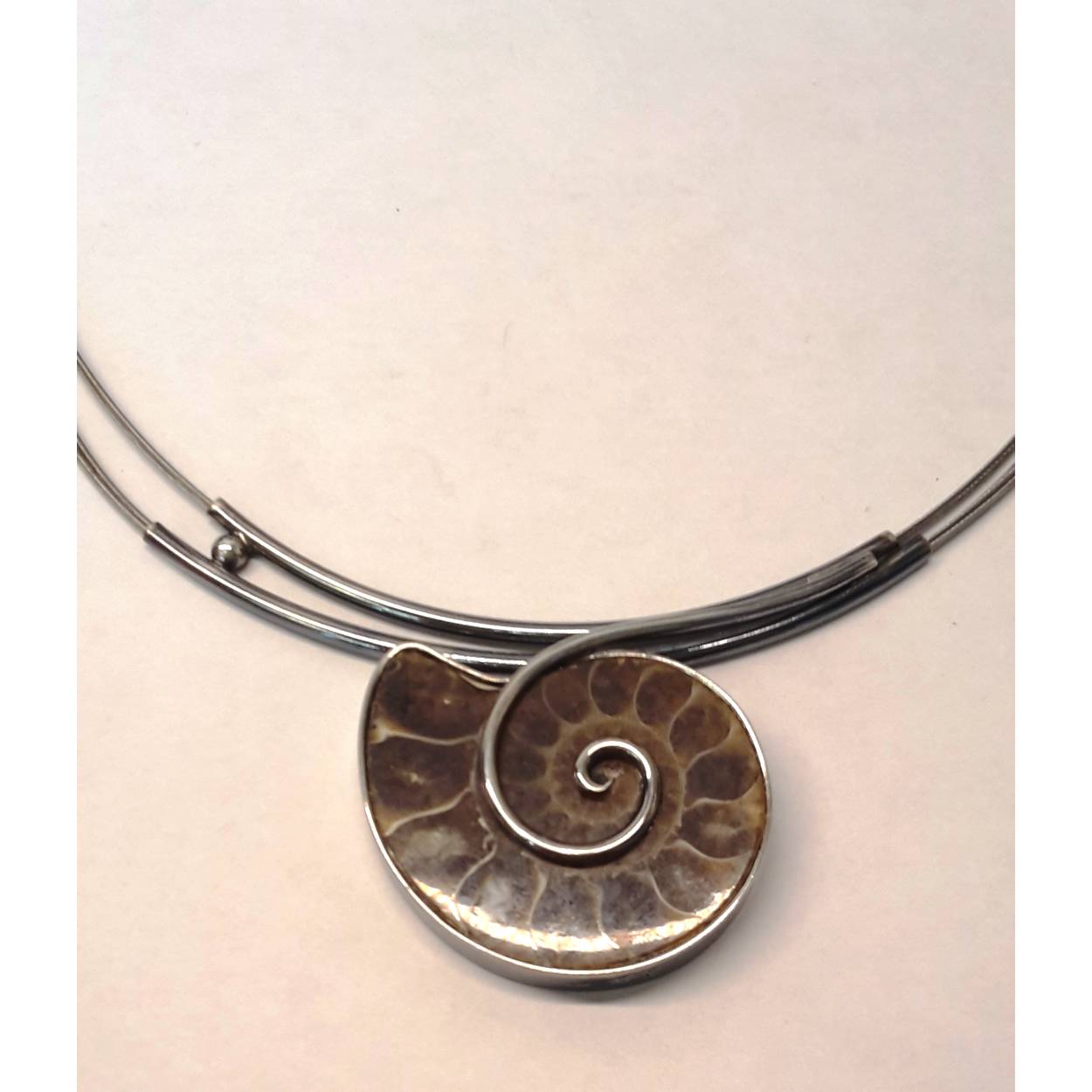 Buttner Schmuck handgemaakte sieraden vervaardigd in een klein atelier uit de Harz, zilver hanger met ammoniet en met staaldraad