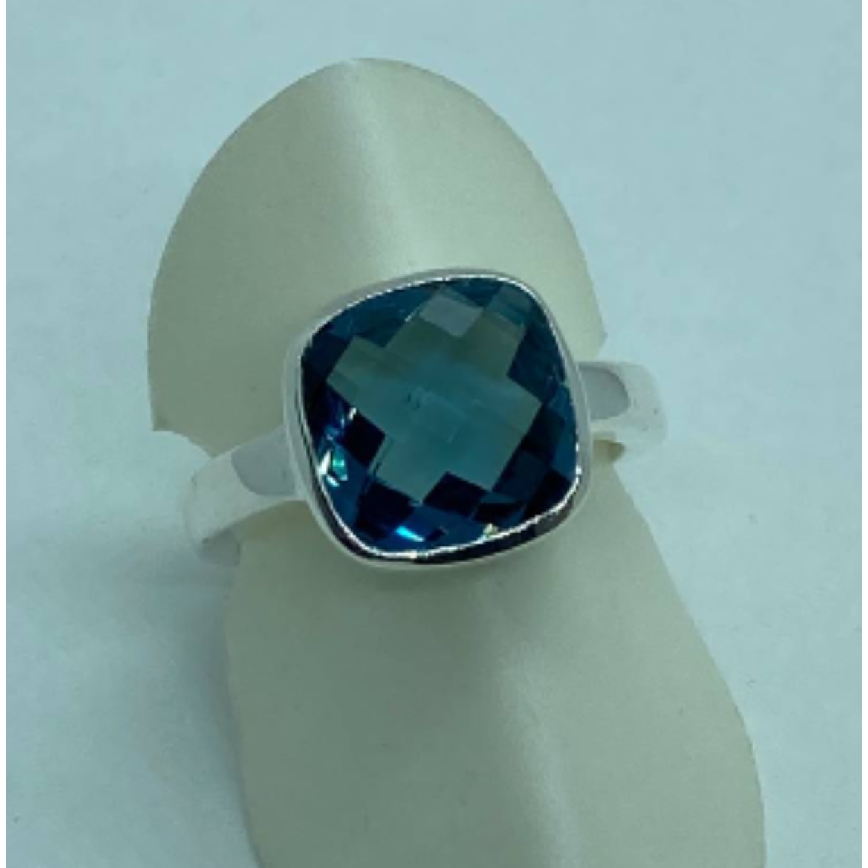 zilveren ring met blauwe topaas