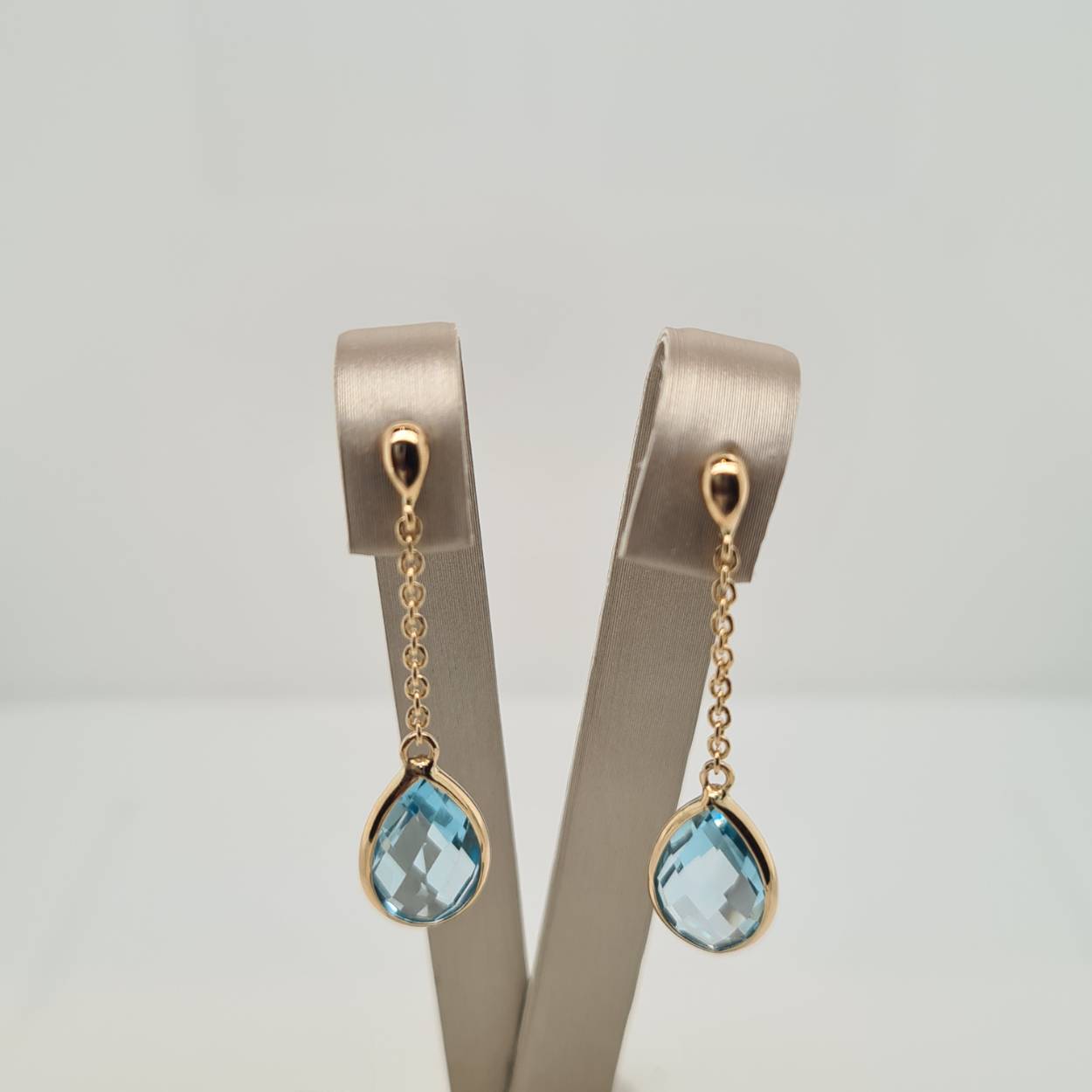 Prachtige 14 karaat gouden oorsieraden met blauw topaas. 
