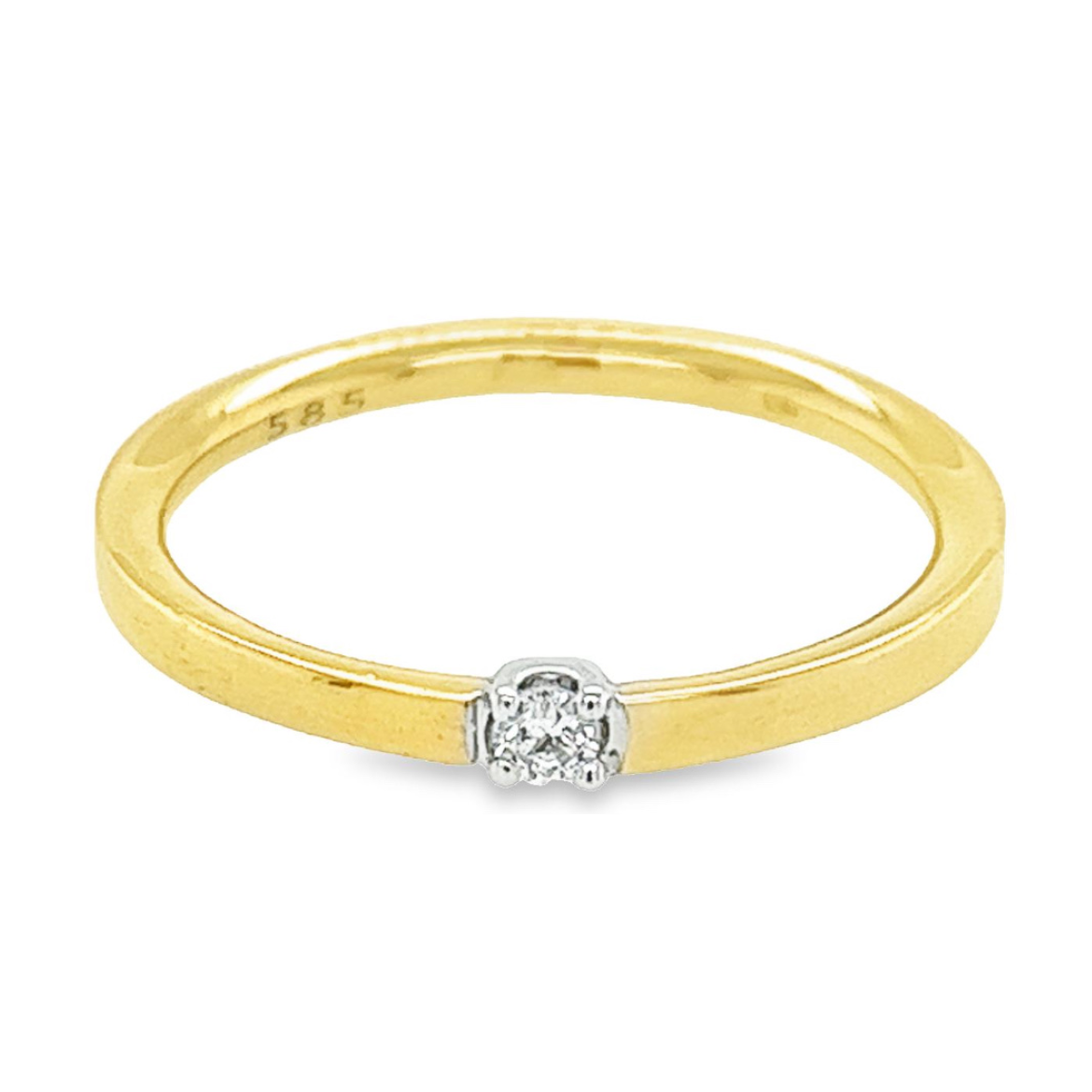 Deze geel gouden ring heeft een werkelijk schitterende uitstraling. De briljant geslepen diamant zorgt voor deze prachtige schittering. Het totaal karaat gewicht is 0,05 en de briljant is van goede kwaliteit met zuiverheid SI1. De zetpoten zijn van bovenaf witgoud van kleur waardoor de briljant schittering extra mooi wit van kleur is. Deze ring is erg solide gemaakt en de scheen is erg stevig.