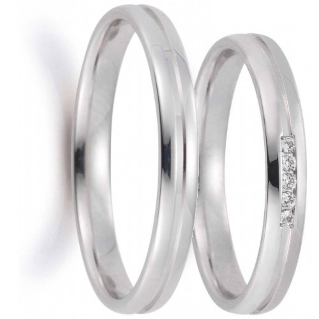 585 witgouden trouwringen, 3 mm breed. De damesring is gezet met totaal 0.04ct briljant, 5 steens
Prijs is op aanvraag