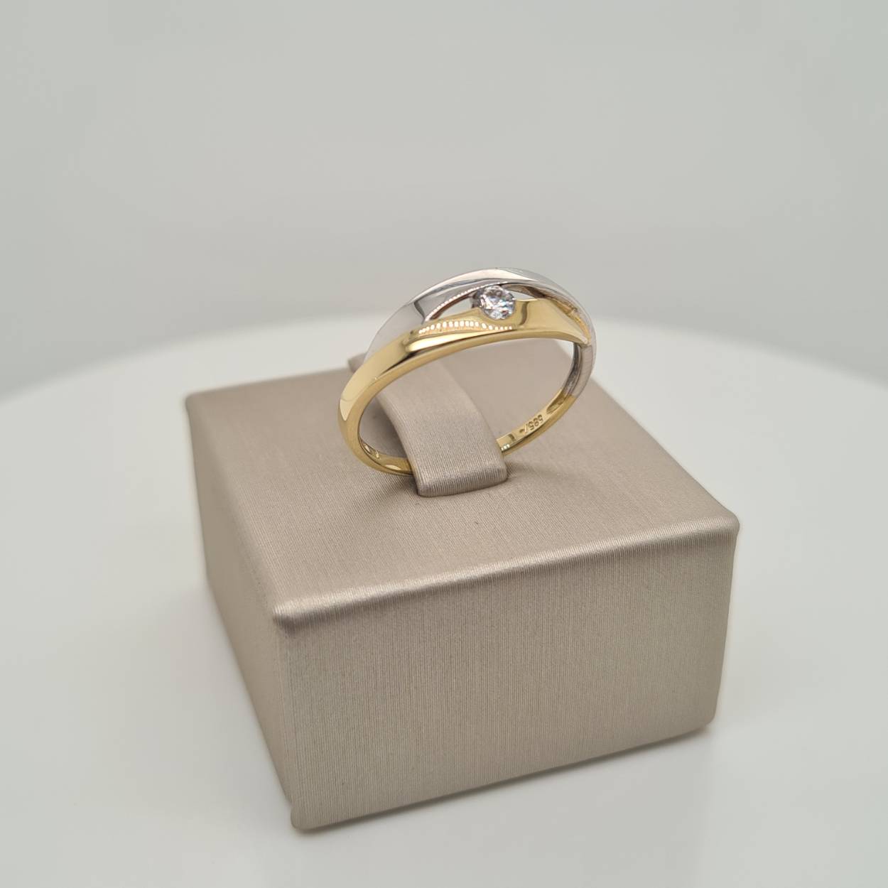 Prachtige 14krt gouden ring met zirkonia.

Deze ring is maat 55, heeft u interesse in een andere maat? Neem dan contact met ons op