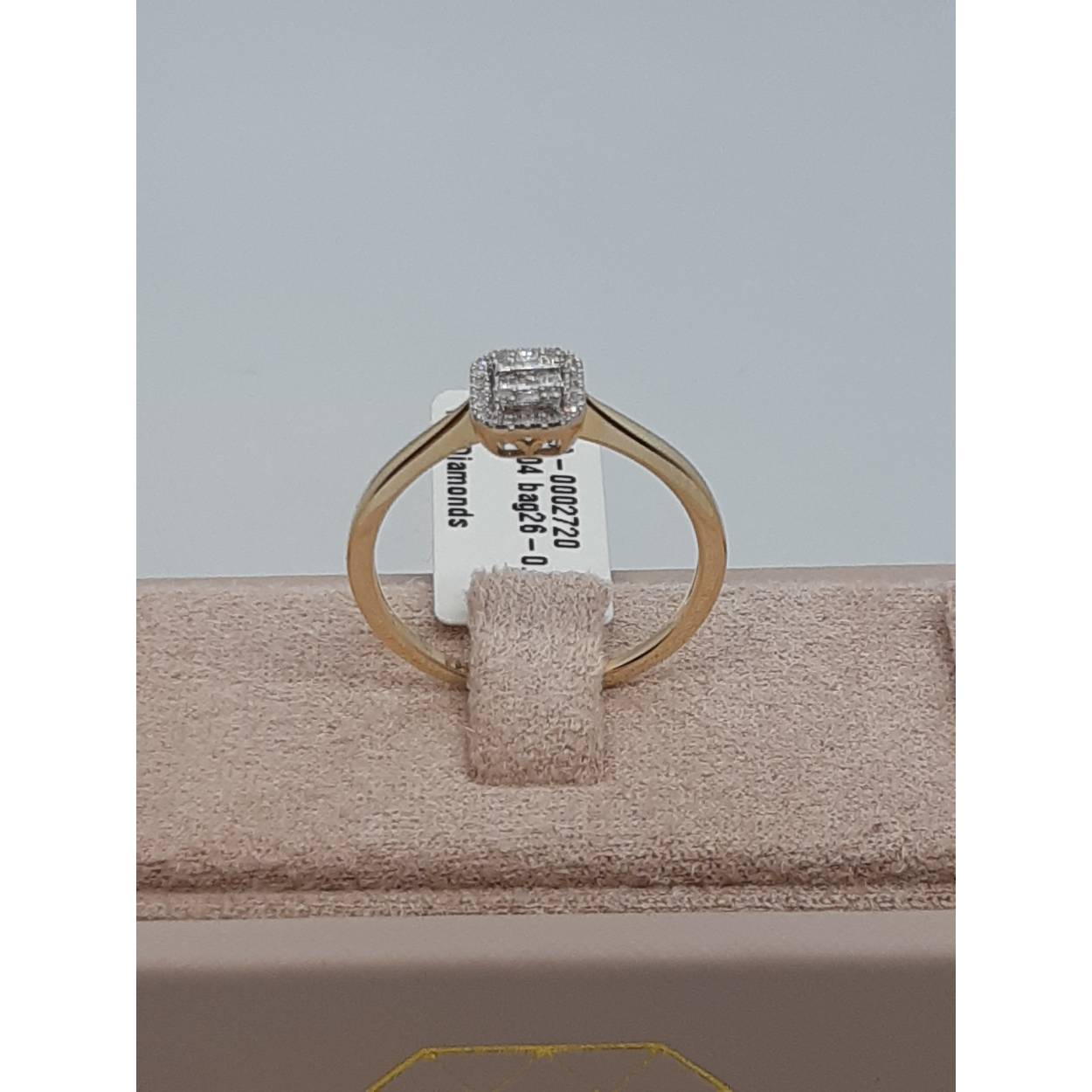 De Diamant Dames Ring BREA-0002720 is een verfijnd sieraad met 31 ronde diamanten van 0,09 karaat, kleur H (Wesselton Wit) en zuiverheid SI1. Gemaakt van 14-karaats goud, glanzend afgewerkt en maat 54. Perfect om dagelijks te dragen of voor speciale gelegenheden. Draag het solo of combineer met andere gouden sieraden voor een elegante touch.