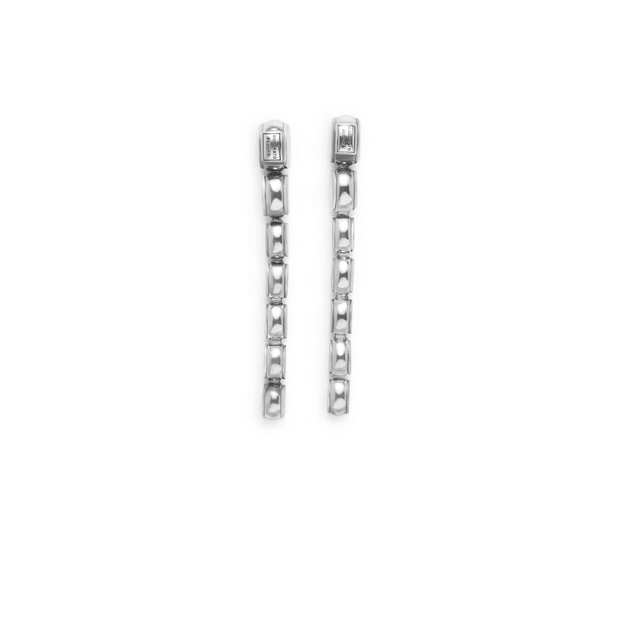 Deze oorsieraden uit de populaire Refined collectie heeft een verfijnd en elegant ontwerp. Het design is gebaseerd op de bekende schakel van de Batul familie, waardoor het direct herkenbaar is voor Buddha to Buddha fans. In de Refined collectie hebben onze sieraden een verfijndere look maar nog steeds stoer en passend bij items uit de Heritage collectie! De sieraden zijn handgemaakt en vervaardigd uit 925 sterling zilver.