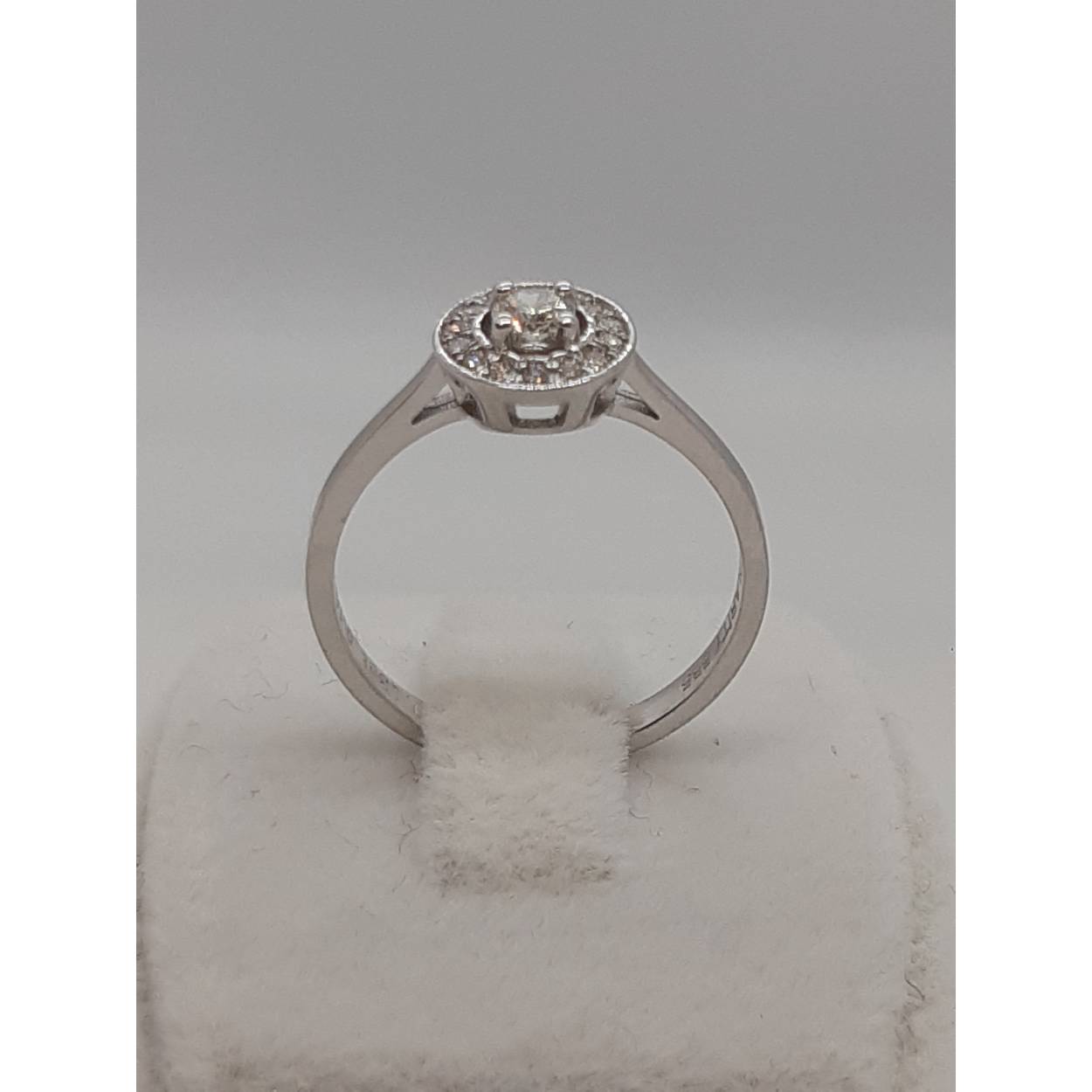 Deze betoverende verlovingsring, model BREA-0002759, is vervaardigd van 14-karaats witgoud en schittert met 15 SI1 zuiverheid, F kleur, ronde diamanten van 0,23 karaat totaal. De glanzende ringmaat 54 is ideaal als symbool van eeuwige liefde. Draag deze prachtige ring dagelijks of tijdens speciale gelegenheden om uw verfijnde stijl te accentueren.