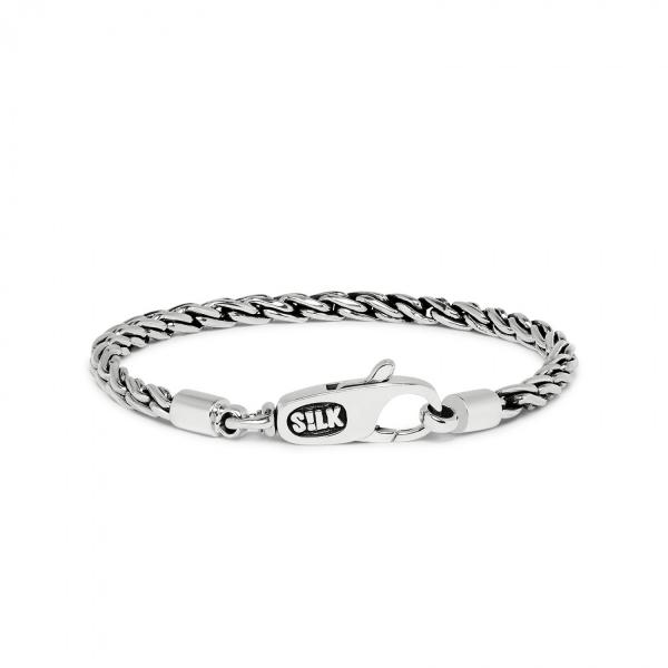 Deze handgemaakte zilveren armband uit de Breeze serie kan gedragen worden door zowel dames als heren. Draag de 172 Breeze armband met een aantal zilveren armbanden bij elkaar en creeër een speelse look. Alle SILK sieraden zijn massief en handgemaakt uit 925 sterling zilver.