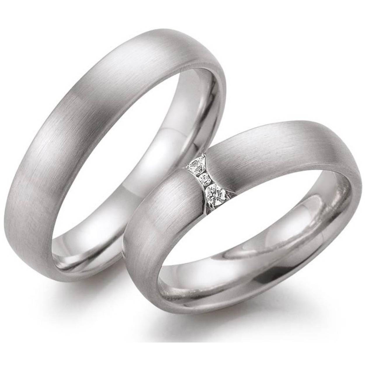 585 witgouden trouwringen, mat, 5mm breed. de damesring is gezet met totaal 0.055ct briljant 3 steens
Prijs is op aanvraag