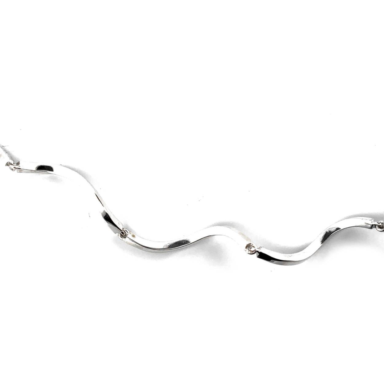 Het bijzondere lijnenspel van deze ketting maakt haar erg bijzonder. De organische vormen vloeien om je hals zoals de rivier vloeit door het landschap.

De ketting kan op elke gewenste maat gemaakt worden. Echter na aanpassing van de maat beschouwen we de ketting als maatwerk. Mocht je twijfelen over de maat neem dan gerust contact op.

Maak een afspraak en kom deze sierlijke ketting passen! Of bestel haar gelijk, dan sturen we deze mooi verpakt naar je toe.