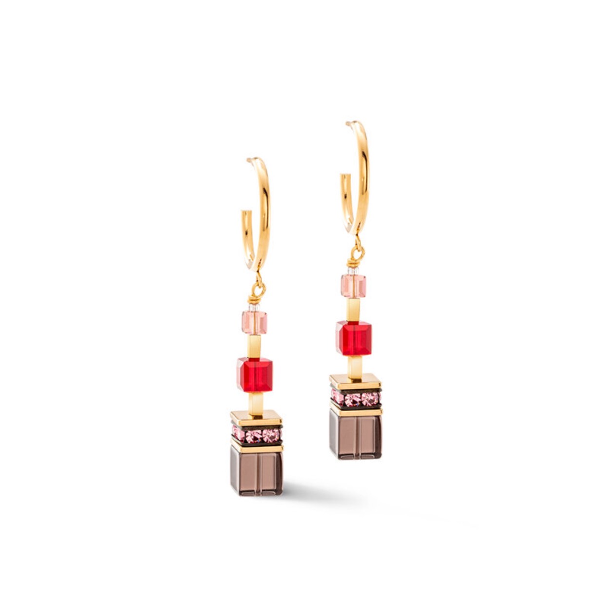 De kleurrijke sieraden collectie van Coeur de Lion wordt handgemaakt in Duitsland. Op een sterke basis van staaldraad worden elementen van verschillende materialen zoals staal, swarovski kristallen, edelstenen en zoetwaterparels geregen. De bekende Geo-Cube collectie is inmiddels in vele kleurcombinaties uitgevoerd. Bij iedere outfit past een eyecatcher van Coer de Lion!

De Coeur de Lion 3039/21-0316 GeoCube oorstekers zijn gemaakt van goudkleurige edelstalen elementen in combinatie met rookkwarts, swarovski kristallen, polaris en strass rondellen in verschillende tinten.