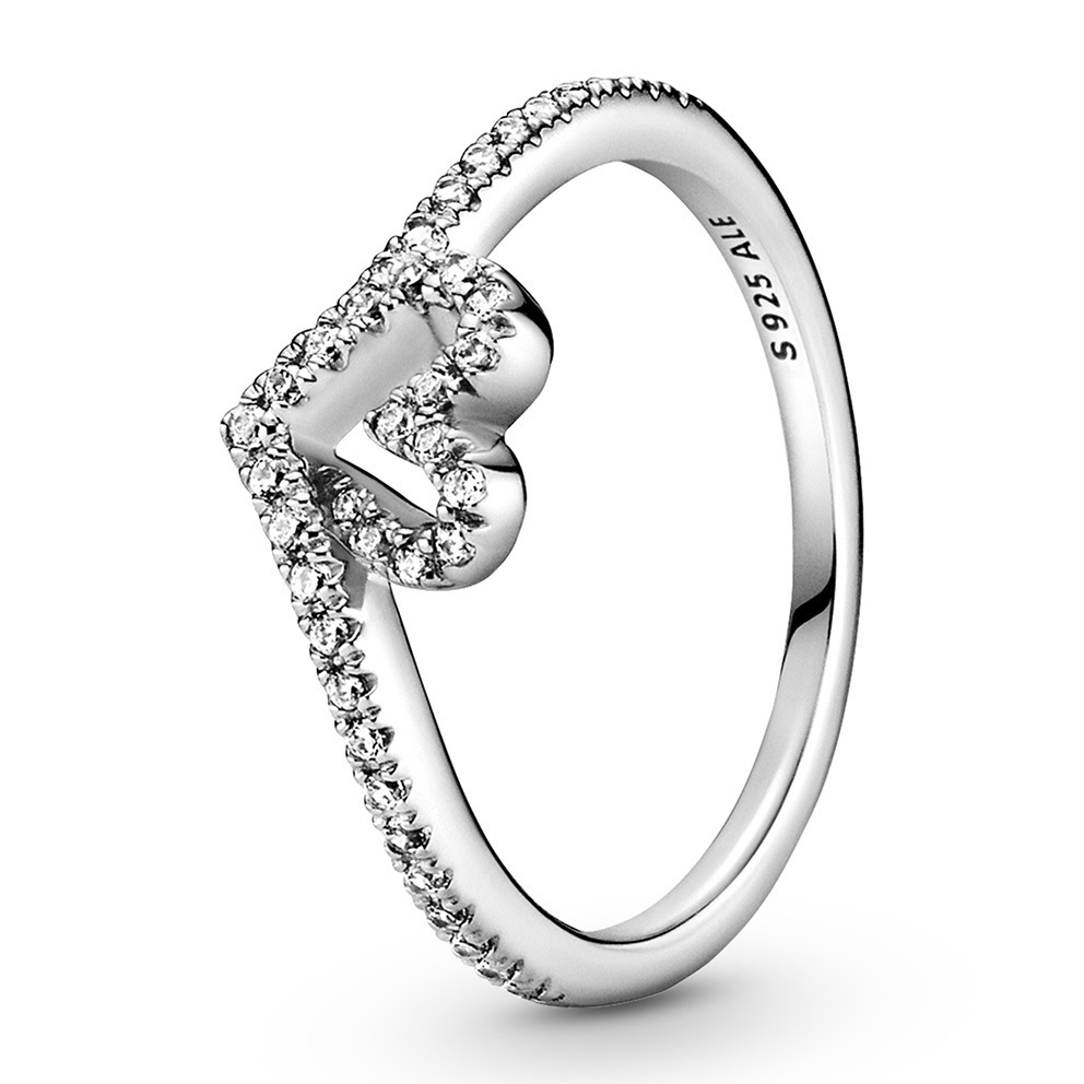 Geef degene van wie je houdt de Sparkling Wishbone Heart Ring cadeau. Deze ring is met de hand afgewerkt in sterling zilver en is geïnspireerd op klassieke Pandora-designelementen. Het hartdetail is verwerkt in de iconische V-vorm van de serie om een ​​oprecht ontwerp te creëren. Duidelijke zirkonia sieren het hart en de bovenkant van de ringschacht. Presenteer deze stijl aan een speciaal iemand om te laten zien hoeveel je om haar geeft.