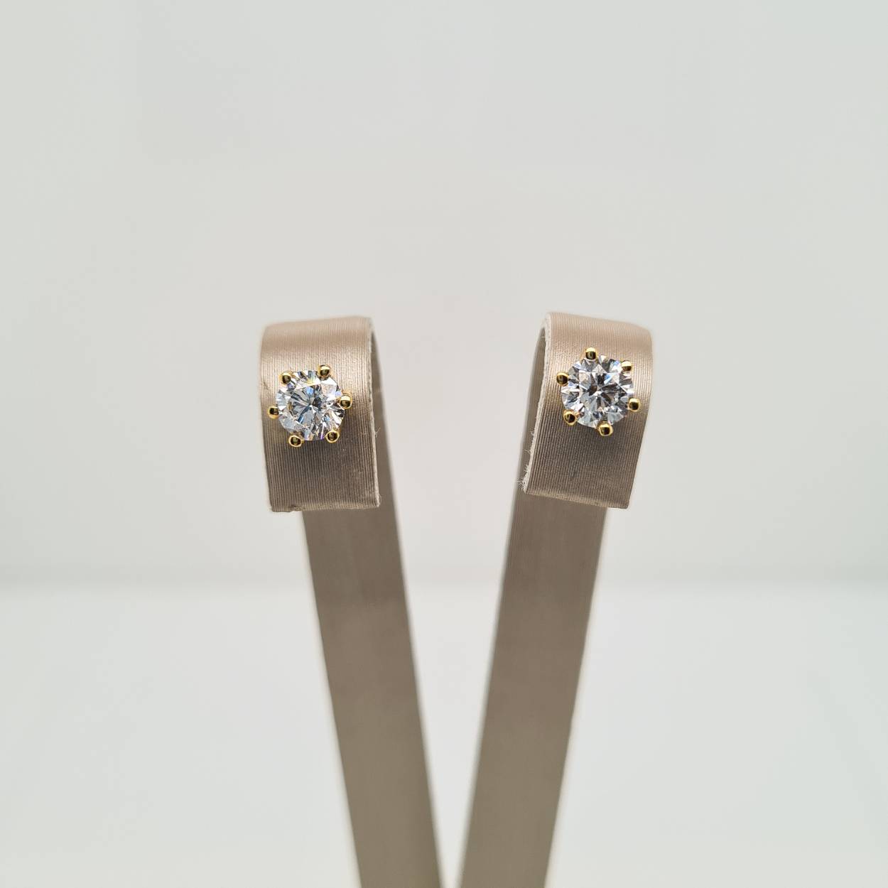 Prachtige 18 karaat gouden oorsieraden met diamant, 0.8crt. 