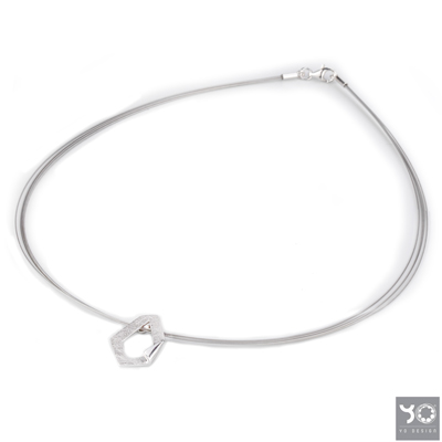 Choker uit de lijn JUST. Bijpassende ring mogelijk. Materiaal: edelstaal / zilver gerhodineerd