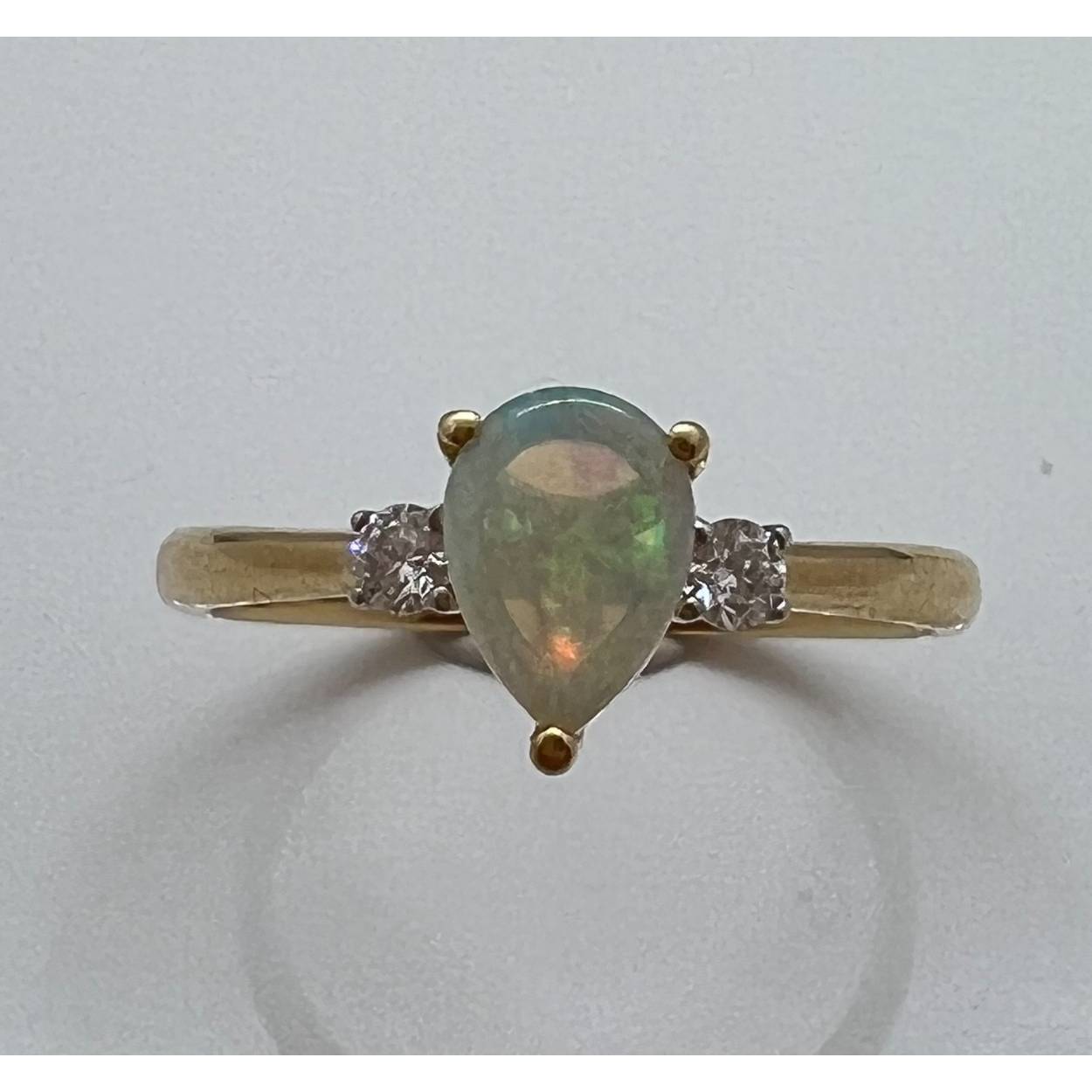 geelgouden ring met opaal en diamant gezet