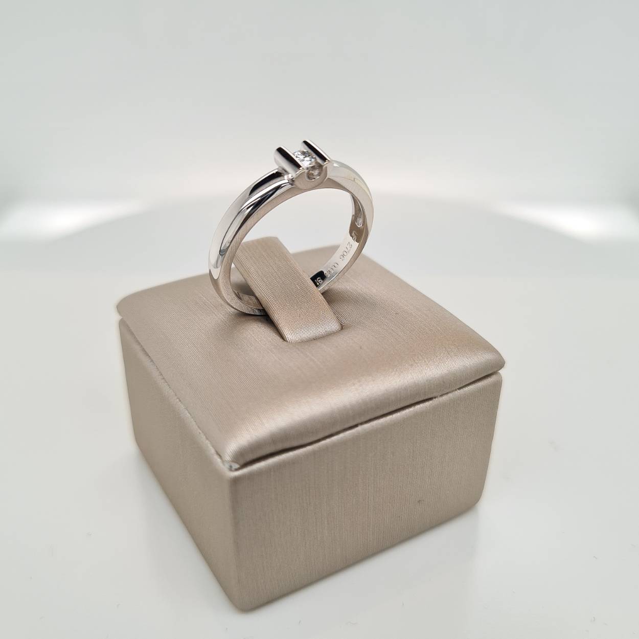 Prachtige R&C Legacy Collection Camille ring, 14krt witgoud met diamant, 0,08crt E Si. 

De maat van de ring is 55 (17,5). Heeft u een andere maat, neem dan gerust contact met ons op.