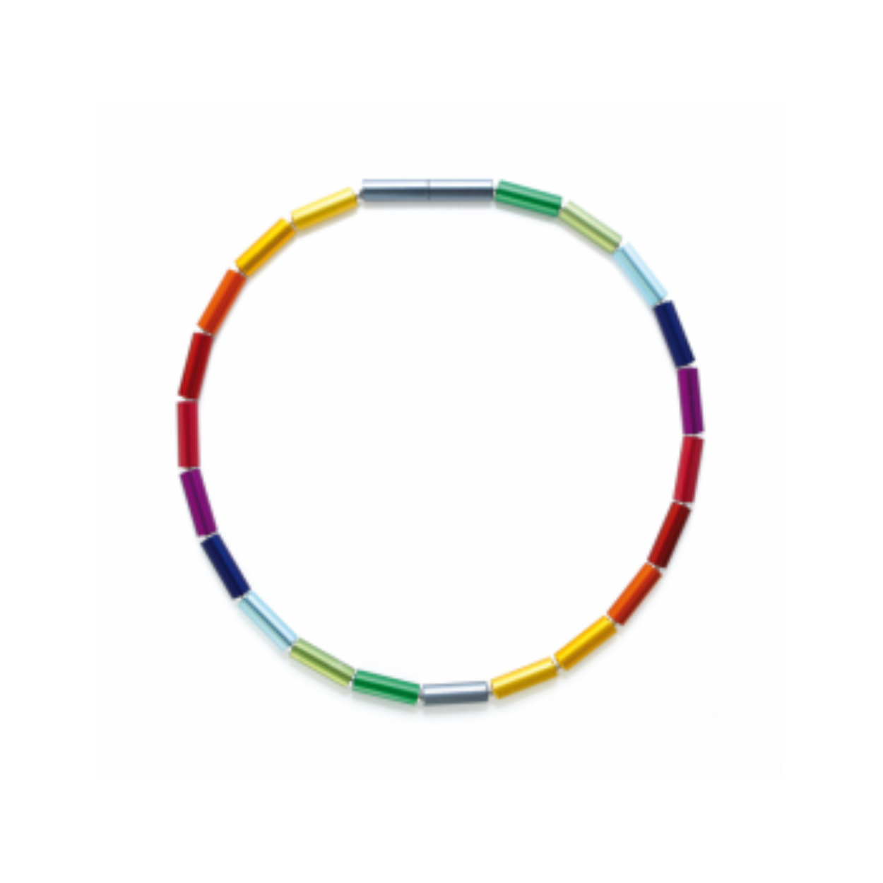 Dit regenboog collier van geanodiseerd aluminium heeft de prachtigste kleuren.
Het collier is 45 centimeter lang.