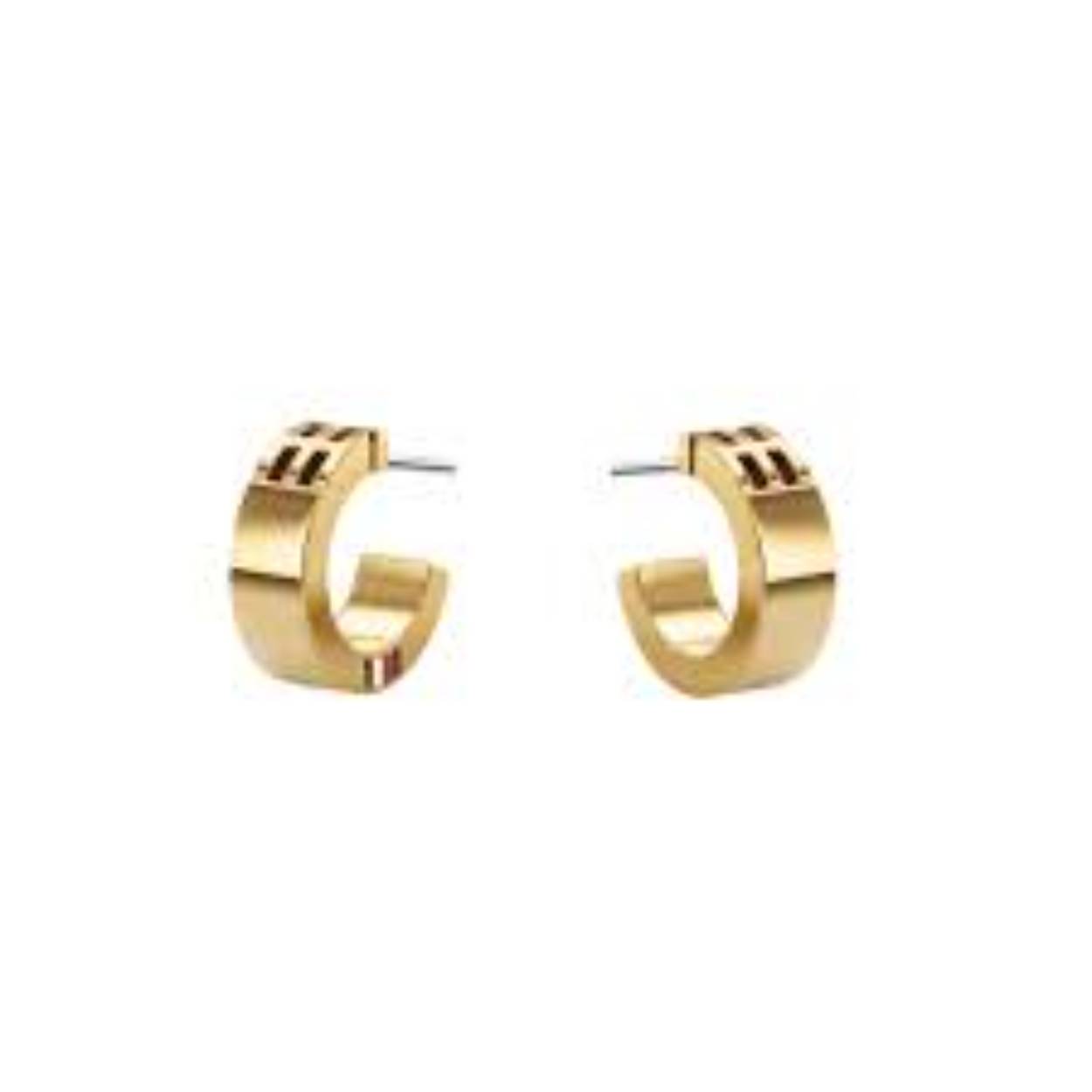Goldplated op edelstalen oorstekers in de vorm van hoops van het merk Tommy Hilfiger. Op de oorbellen bevind zich subtiel het logo.