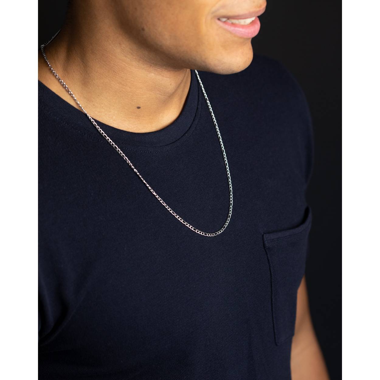 De Primo Silver-ketting is een figaro-ketting van 3 mm met een gepolijste zilveren afwerking. Het is gemaakt van 316L roestvrij staal en is zeer licht en duurzaam. Je kunt deze ketting dag in, dag uit zonder zorgen dragen. De lengte van de ketting is:  54 cm en het heeft een verlengketting van 10 cm die u indien nodig kunt toevoegen.