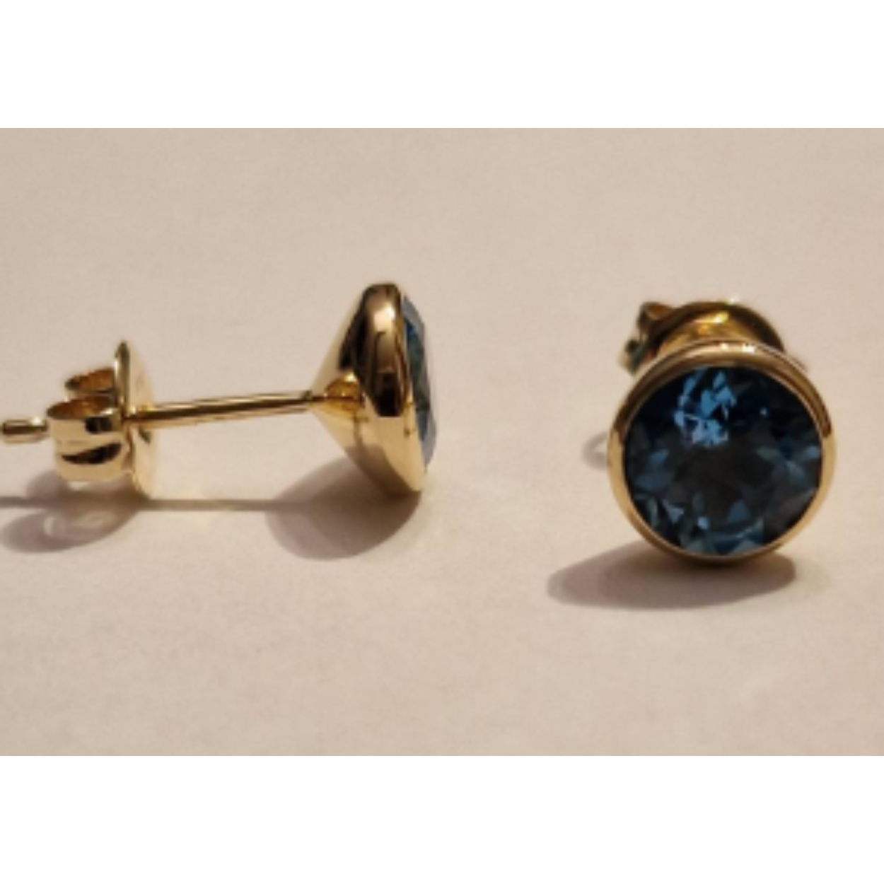14k geelgouden kelk oorknop met 6mm Swiss Blue Topaz