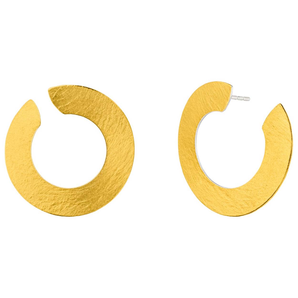 Zilveren oorstekers met 22 karaat goud met een doorsnede van 27.5mm.

Door de opening valt de oorbel deels achter je oor.