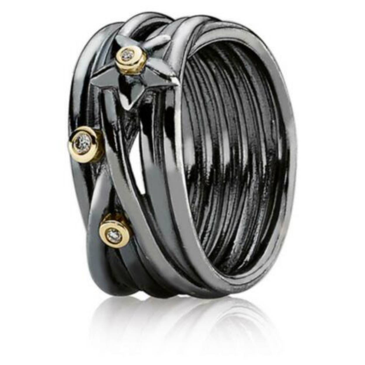 zwart geoxideerde ring met ster.
3 kleine diamantjes in gouden zetkastjes