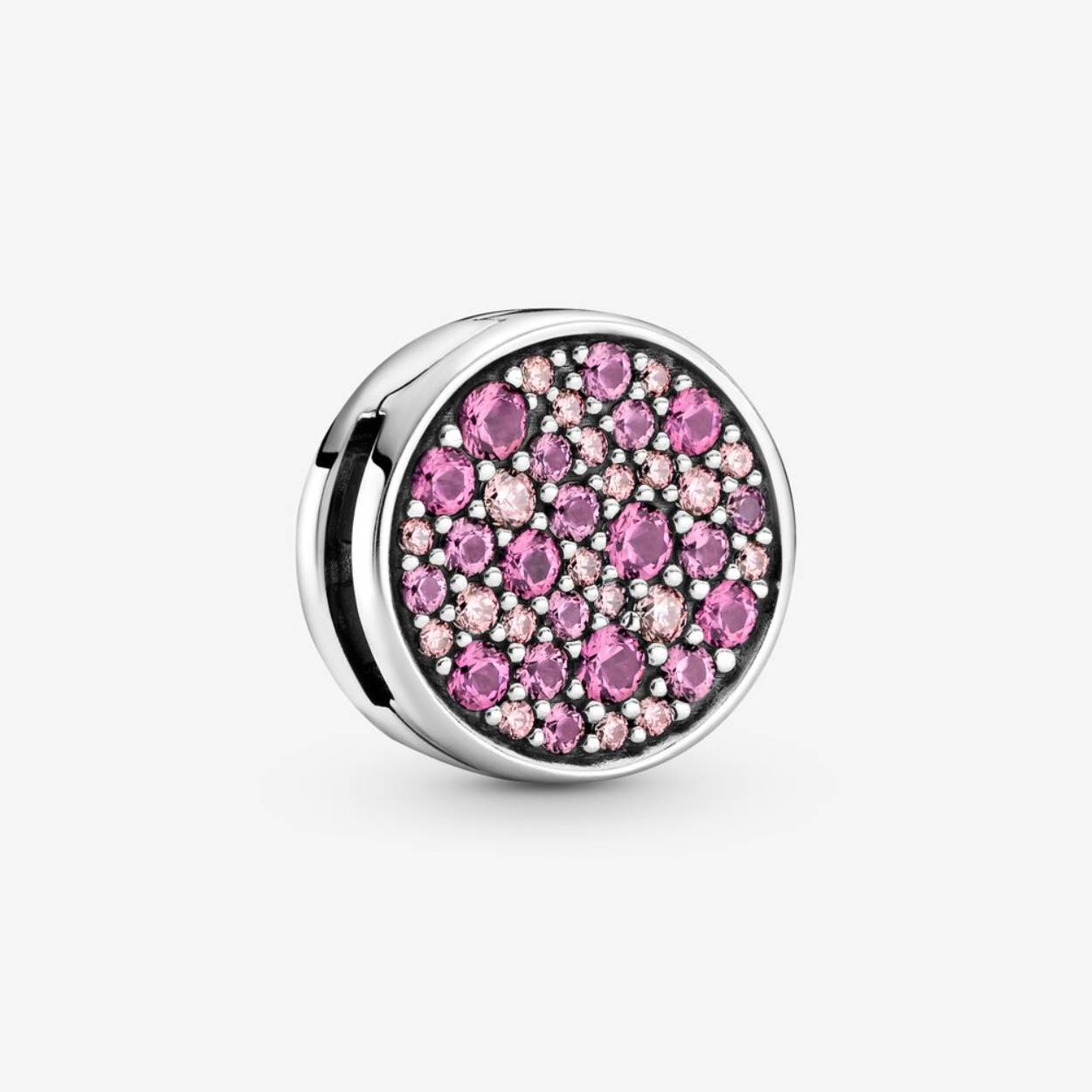 Geef je look een echt accent met de Pink Pavé Clip Charm. Deze sterlingzilver clipbedel is bezet met kristallen en zirkonia in twee kleuren roze en van verschillende formaten voor een glanzende dimensie. De gepolijste achterkant is afgewerkt met het iconische Pandora-logo en -monogram. Aan de binnenkant houdt strategisch geplaats silicone de bedel op een vaste positie wanneer deze wordt bevestigd op een Pandora Reflexions-armband. Kies deze mooie roze bedel als je nieuwe favoriete kleurrijke finishing touch.