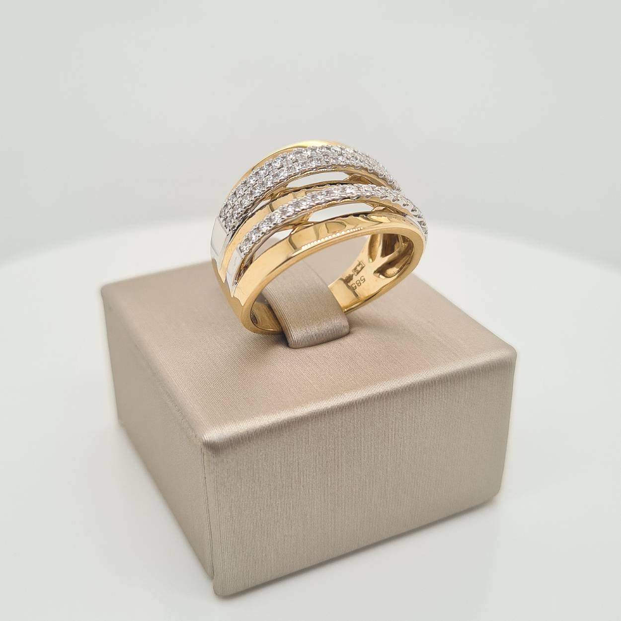 Prachtige 14krt gouden ring met diamant, 0.5crt.

Deze ring is maat 56, heeft u interesse in een andere maat? Neem dan contact met ons op